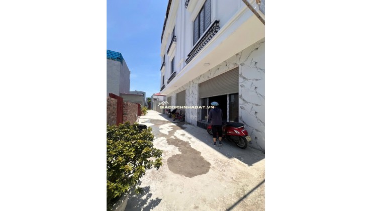 Nhà mới xây kính koong, thiết kế đẹp, có khe thoáng sau nhà thông gió hoá giải xung sát – Hợp phong thuỷ. Ô tô nhỏ đỗ cửa giá 3,75 tỷ